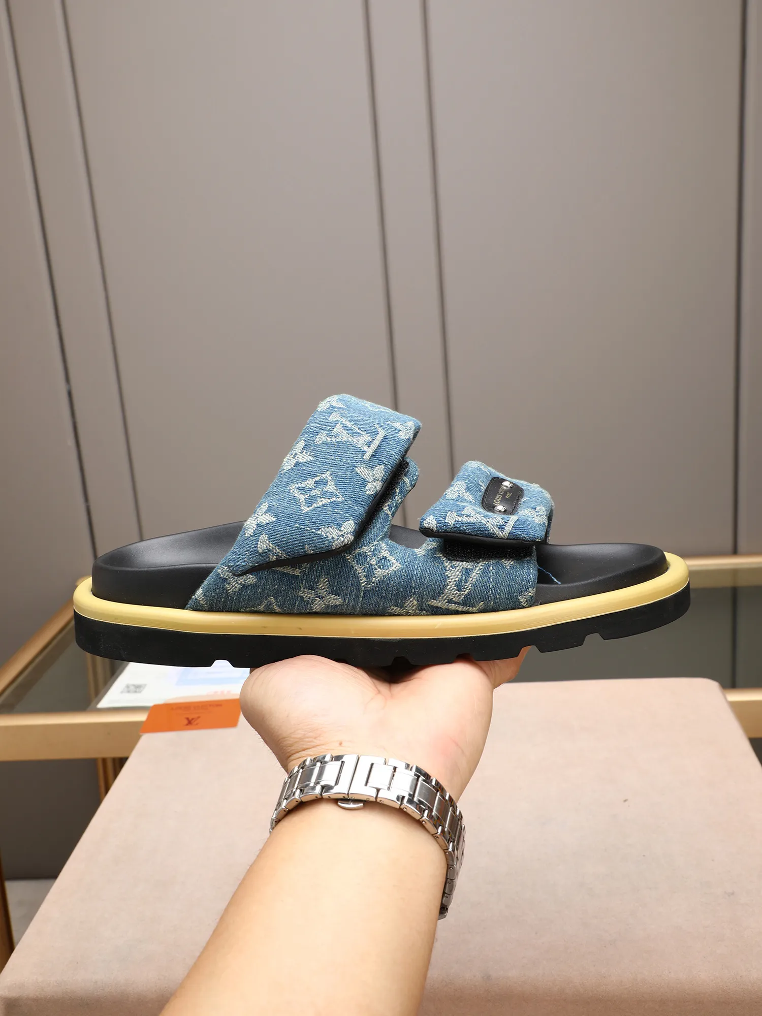PP360 [LOUIS VUITTON] Louis Vuitton, LV printing, men's and women's slippers are on the market. The drawer box packaging comes with a cloth bag and a card. The upper pattern looks very soft and waxy, and it is a super versatile leg slimming tool. Fabric: imported denim/canvas/old fabric, LV hardware LOGO, official website pattern printing, comfortable to wear, feet: high-elastic PU water table. Sole: foam sole, heel height: about 5cm. Code number: 35-46, 35, 45, 46 are custom-made and non-returnable. Color: multiple colors and styles available.